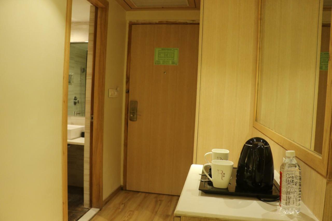ホテル レジェンタ セントラル ハルシャ ヴァピ Pārdi エクステリア 写真